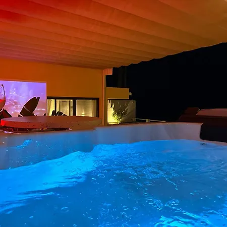 Private 250sqm Garden Duplex, Jacuzzi, Cinema, Sea View Escape Apartment *
