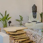 Private 250sqm Garden Duplex, Jacuzzi, Cinema, Sea View Escape *