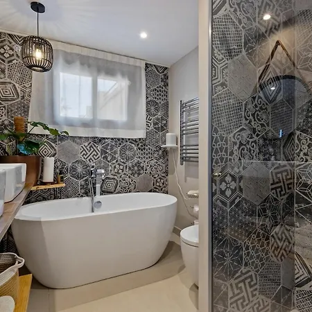Casa Folimanka, 250sqm Garden Duplex With Jacuzzi, Sea View & Cinema Lägenhet *
