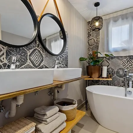 Lägenhet Casa Folimanka, 250sqm Garden Duplex With Jacuzzi, Sea View & Cinema